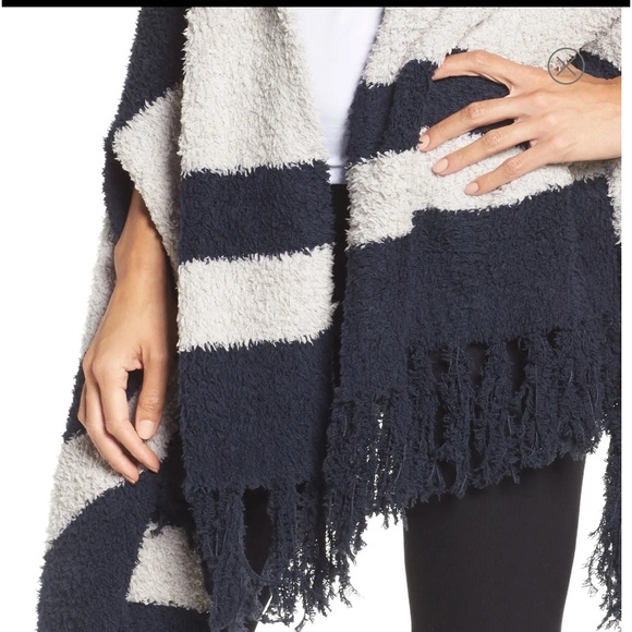 Barefoot Dreams One Size Fits All Poncho NWT - Picture 4 of 8